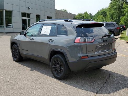 Used 2023 Jeep Cherokee Altitude Lux image 3