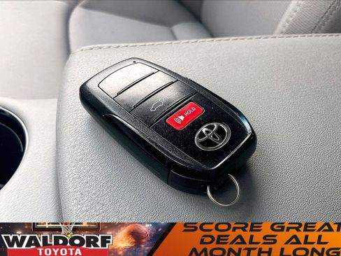 Used 2023 Toyota Venza LE image 14