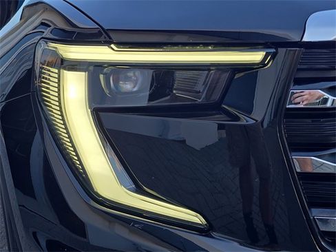 Used 2025 GMC Acadia Elevation image 10