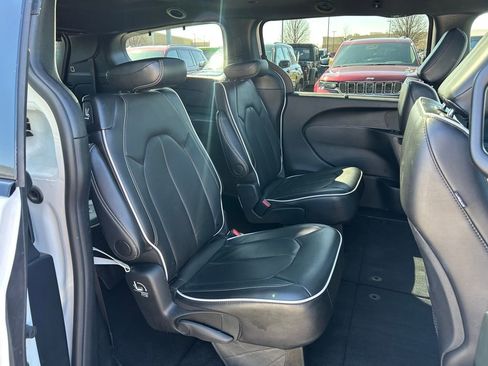 Certified 2025 Chrysler Pacifica Limited image 26