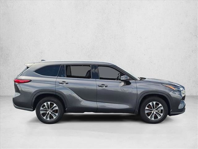 Used 2022 Toyota Highlander XLE FWD image 4