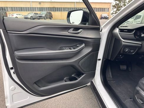 Used 2023 Jeep Grand Cherokee Altitude image 15