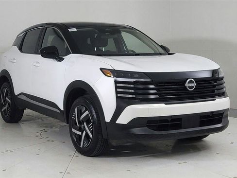 Used 2025 Nissan Kicks SV image 2