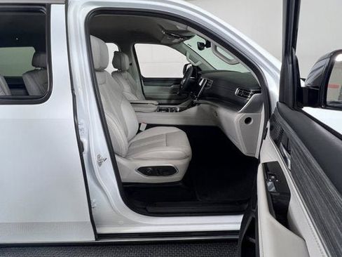 Used 2024 Jeep Wagoneer Series III w/ Flexible Seating Group image 5