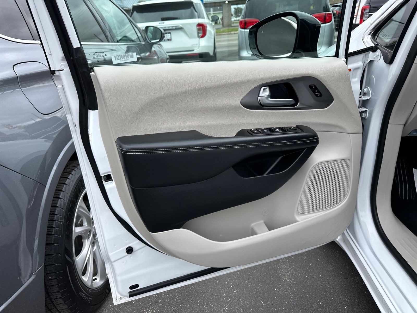 Used 2024 Chrysler Pacifica Touring-L FWD image 10