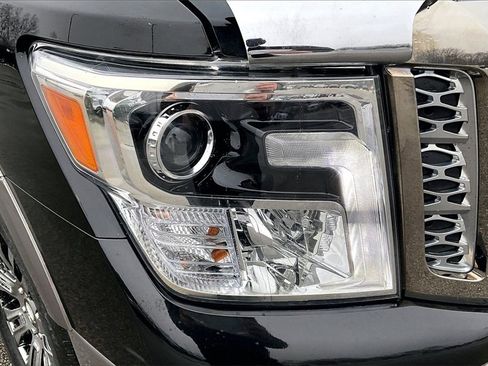 Used 2018 Nissan Titan Platinum Reserve image 32