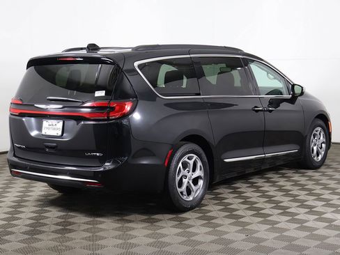 Used 2023 Chrysler Pacifica Limited FWD image 15