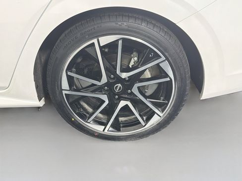Used 2025 Nissan Sentra SR FWD image 11