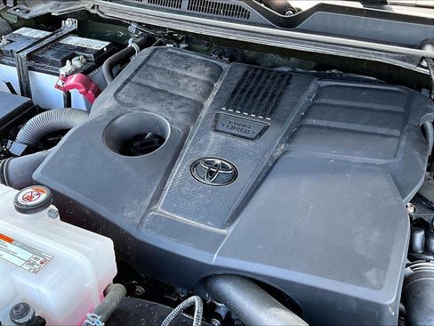 Used 2022 Toyota Tundra SR5 w/ SR5 Convenience Package AWD/4WD image 34