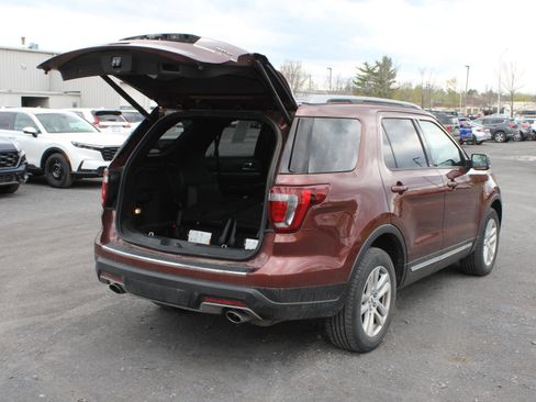 Used 2018 Ford Explorer XLT AWD/4WD image 7