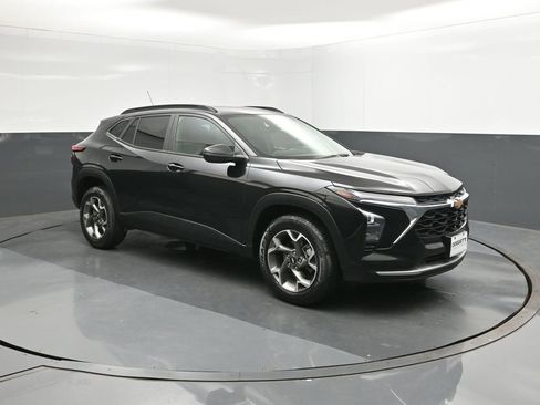 Used 2024 Chevrolet Trax LT w/ Driver Confidence Package FWD image 17