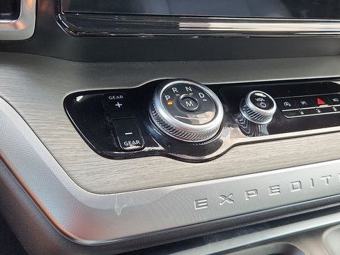 Used 2025 Ford Expedition Max Platinum w/ Driver's Package AWD/4WD image 17