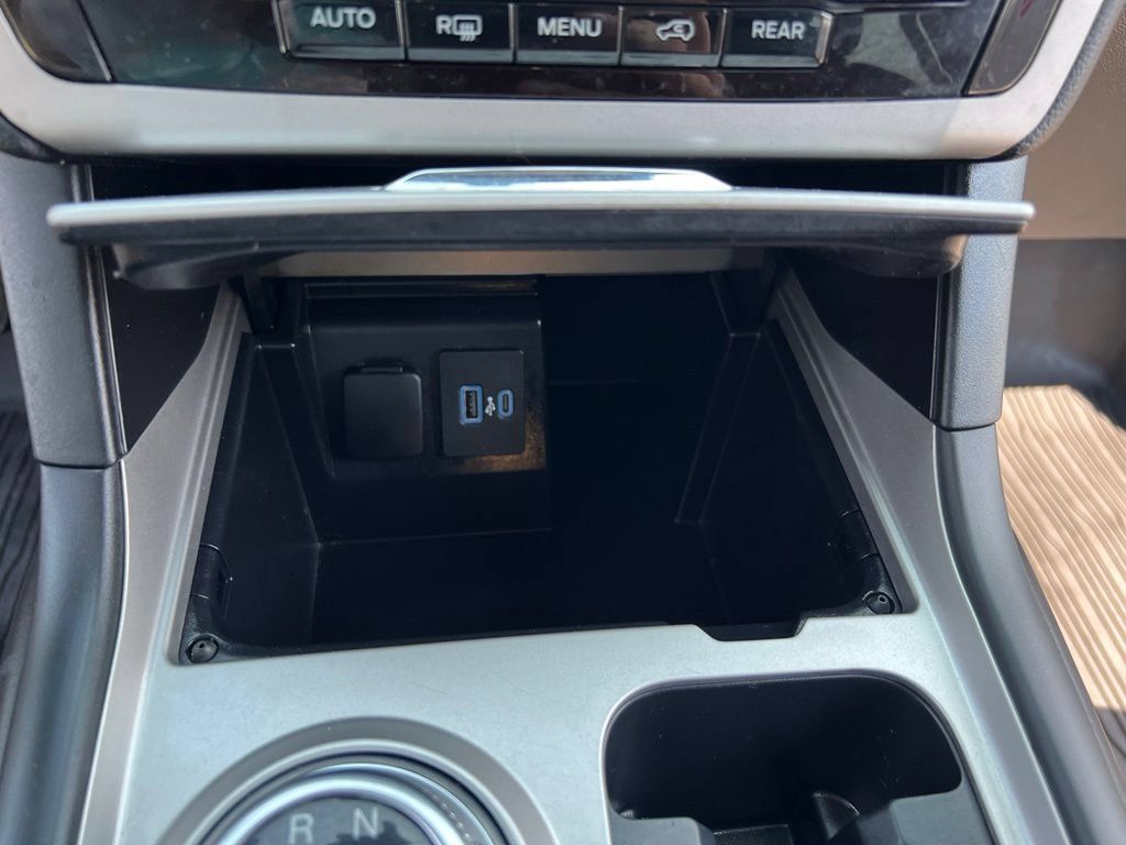 Used 2024 Ford Explorer XLT AWD/4WD image 35