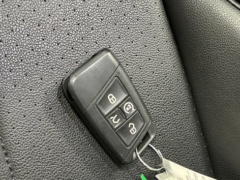 Used 2024 Volkswagen Tiguan SE image 26