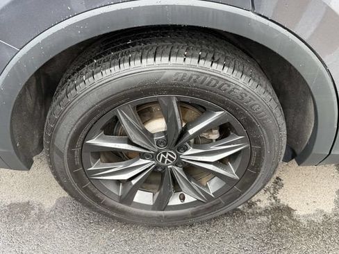 Certified 2024 Volkswagen Tiguan SE w/ Panoramic Sunroof Package AWD/4WD image 9