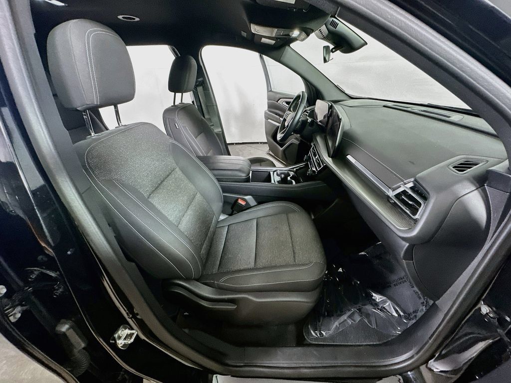 Used 2025 Chevrolet Traverse LT FWD image 12