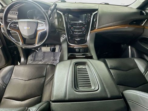 Used 2020 Cadillac Escalade Luxury w/ Escalade Sport Edition AWD/4WD image 17