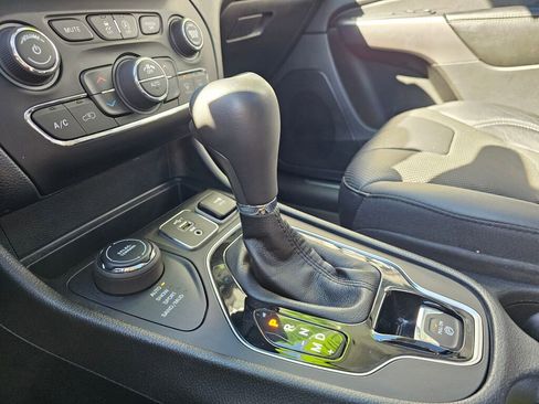 Used 2019 Jeep Cherokee Limited w/ Luxury Group image 43