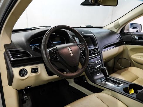 Used 2019 Lincoln MKT AWD image 3