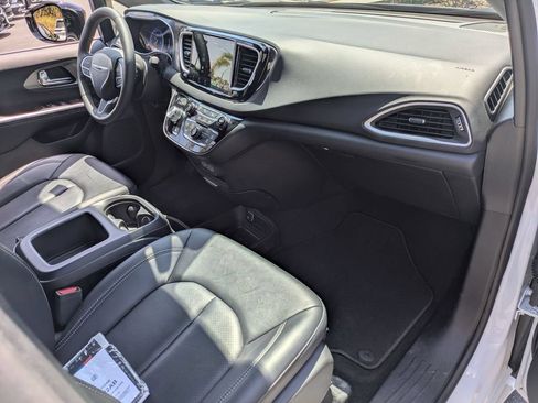 Used 2025 Chrysler Pacifica Select FWD image 30