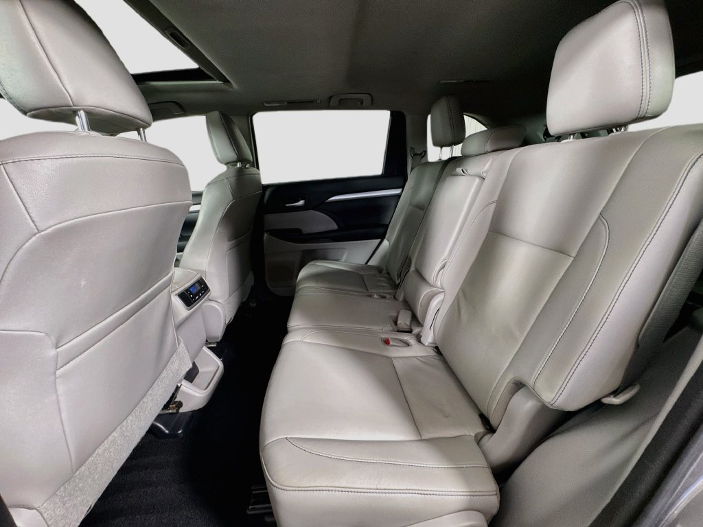 Used 2017 Toyota Highlander XLE w/ Carpet Mat Package AWD/4WD image 25