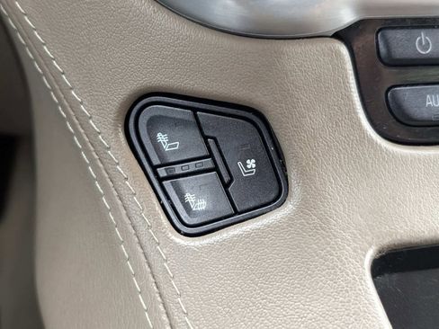 Used 2020 GMC Yukon XL SLT image 30