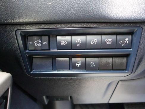 Used 2025 Toyota Tundra Limited AWD/4WD image 18
