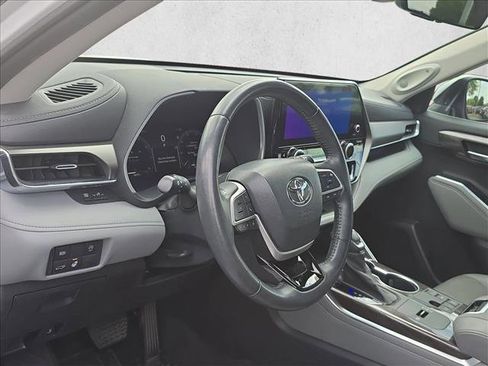 Used 2023 Toyota Highlander Limited FWD image 9