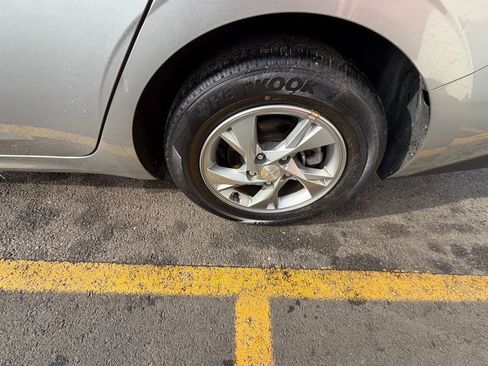 Used 2021 Hyundai Elantra SE image 9