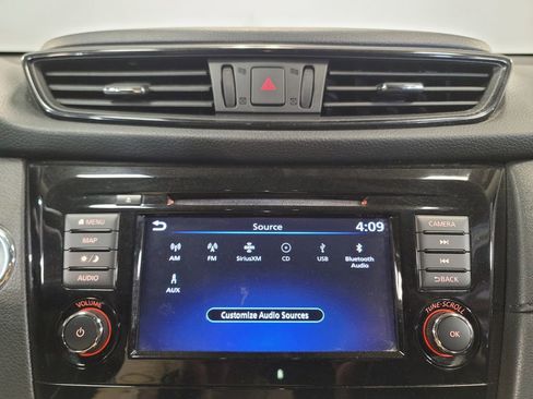 Used 2018 Nissan Rogue SV w/ Premium Package image 12