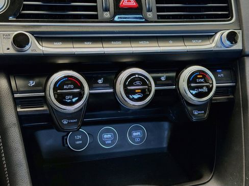 Used 2022 Genesis G70 2.0T RWD image 10