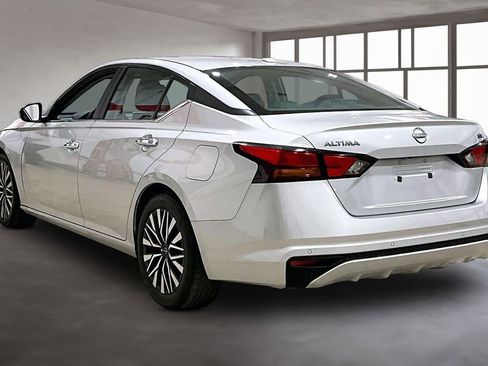 Used 2024 Nissan Altima 2.5 SV FWD image 13