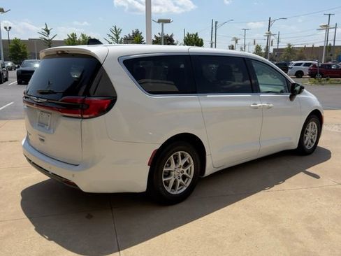 Used 2024 Chrysler Pacifica Touring-L FWD image 5