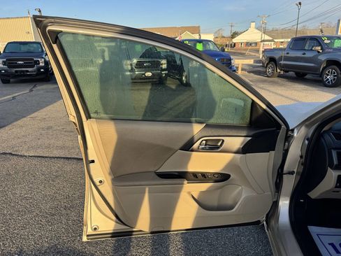 Used 2015 Honda Accord LX image 16