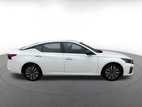 Used 2025 Nissan Altima 2.5 SV FWD image 16