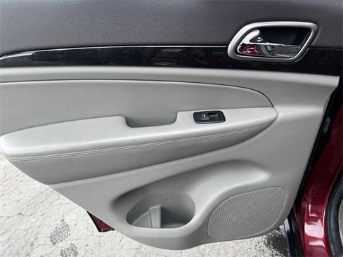 Used 2013 Jeep Grand Cherokee Laredo w/ Laredo E Group image 18