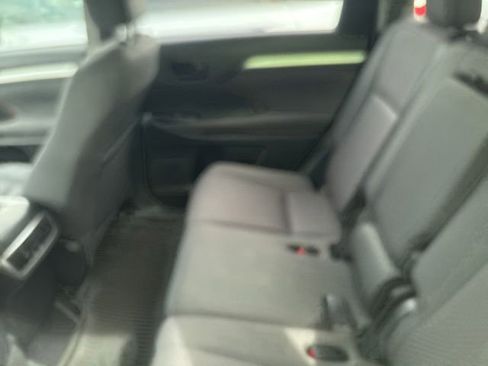 Used 2018 Toyota Highlander LE FWD image 9