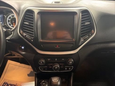 Used 2018 Jeep Cherokee Latitude Plus w/ Cold Weather Group image 19