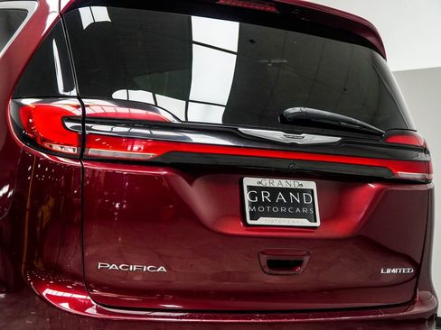 Used 2023 Chrysler Pacifica Limited FWD image 13