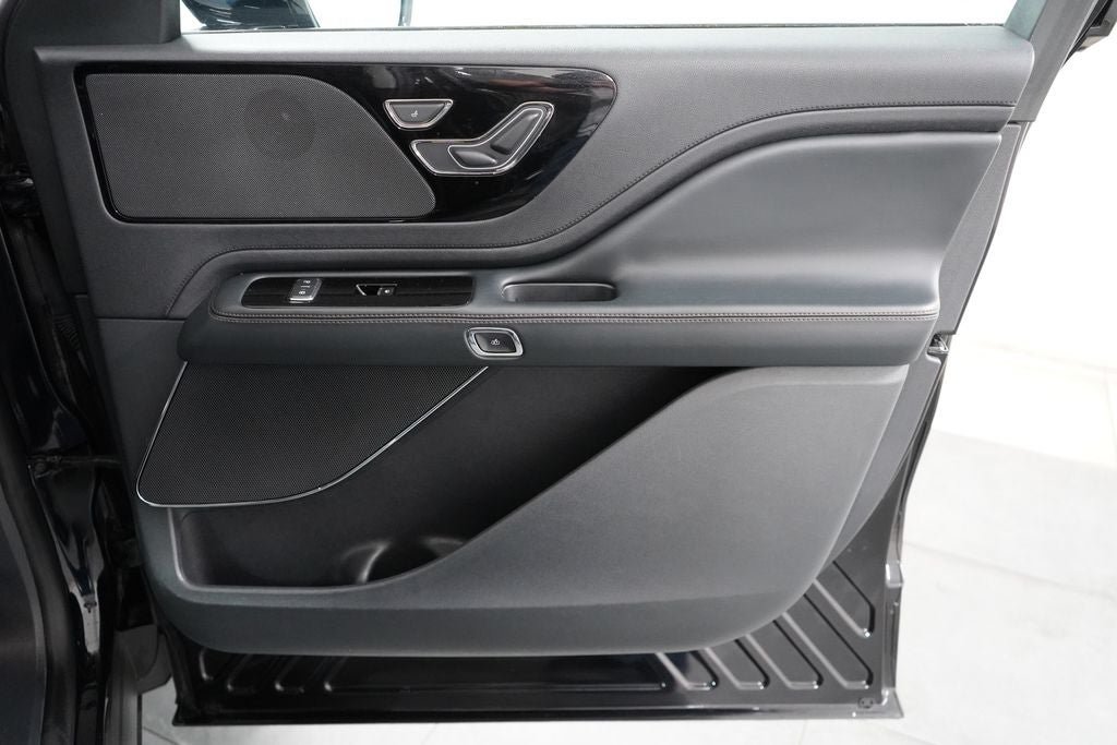 Used 2025 Lincoln Aviator AWD image 26