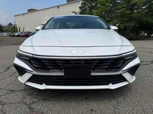 Used 2025 Hyundai Elantra SE FWD image 2