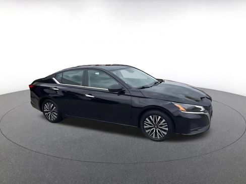 Used 2025 Nissan Altima 2.5 SV FWD image 2