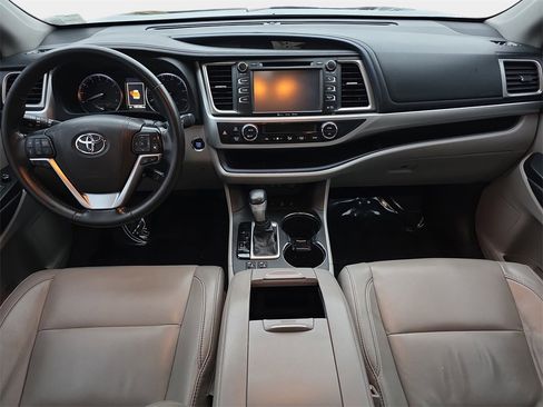 Used 2017 Toyota Highlander XLE image 10