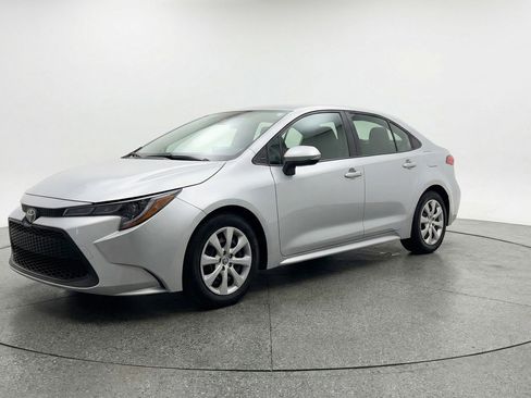 Used 2025 Toyota Corolla LE image 3