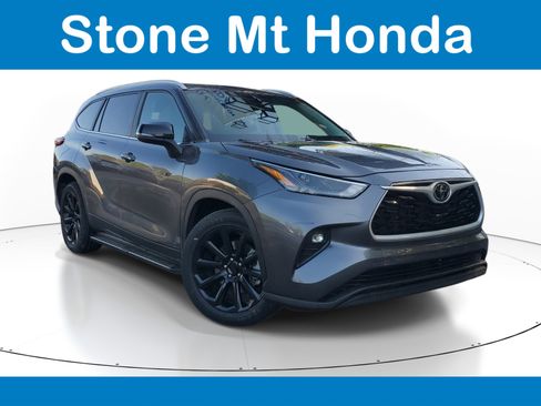 Used 2023 Toyota Highlander XLE FWD image 1