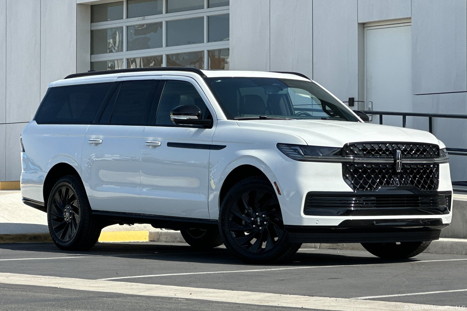 New 2027 Lincoln Navigator L Reserve w/ Jet Appearance Package AWD/4WD image 1