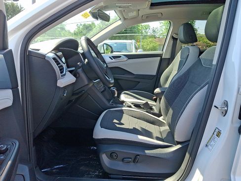 New 2025 Volkswagen Taos SE image 9