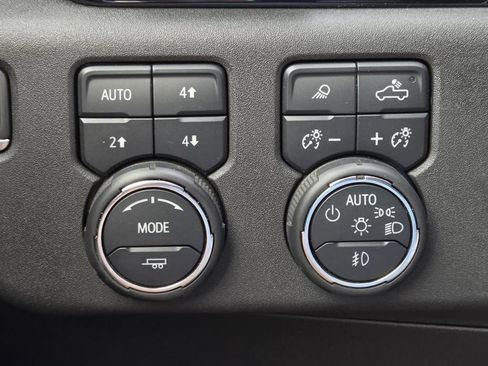 Used 2023 Chevrolet Silverado 1500 High Country w/ High Country Premium Package AWD/4WD image 16