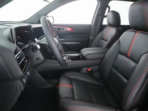 Used 2025 Chevrolet Traverse RS image 16