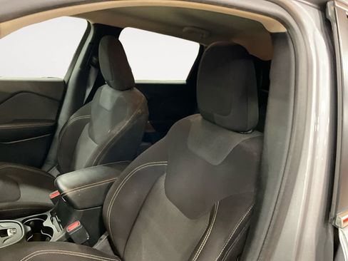 Used 2017 Jeep Cherokee Latitude AWD/4WD image 9
